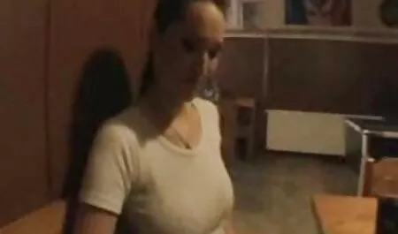 Mädchen sitzt auf al ...