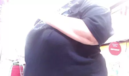 Eine Frau küsst grat ...