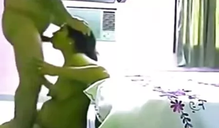 Ein Mädchen öffnet e ...